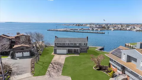 160 Sequams Ln W, West Islip, NY 11795