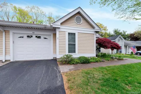 104 Glen Dr, Ridge, NY 11961