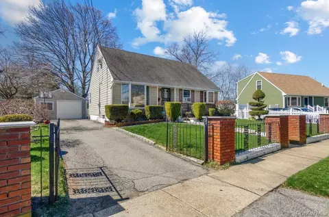5 S Ronald Dr S, Amityville, NY 11701