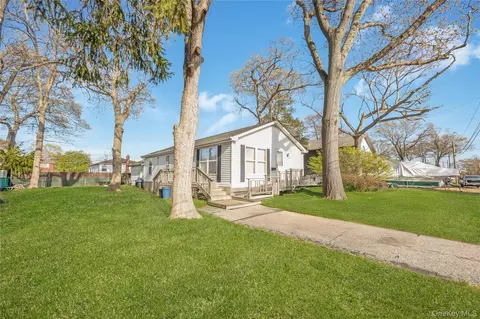 320 S Fulton Ave, Lindenhurst, NY 11757
