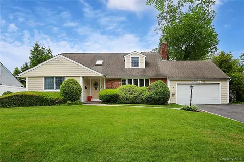 30 Todd Dr E, Glen Head, NY 11545