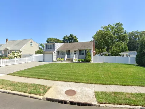 871 Pineneck Rd, Seaford, NY 11783