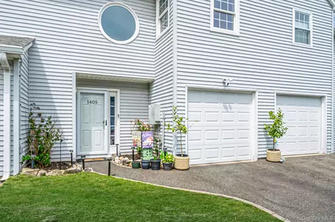 1405 Sara Cir, Port Jefferson Station, NY 11776