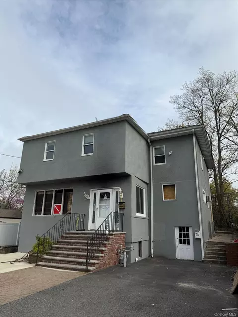 215 Spring St, Lawrence, NY 11559