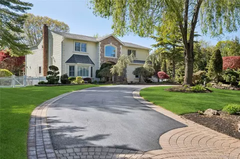 70 Laurel Ct, Syosset, NY 11791