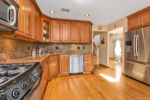 7 Eastern Dr, North Hempstead, NY 11040