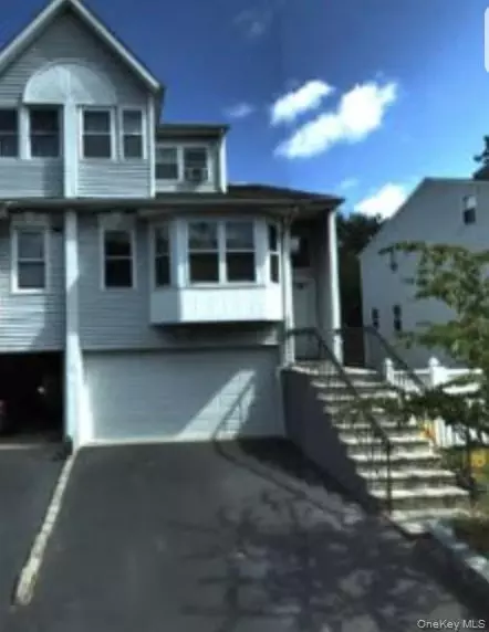7 Eastern Dr, North Hempstead, NY 11040