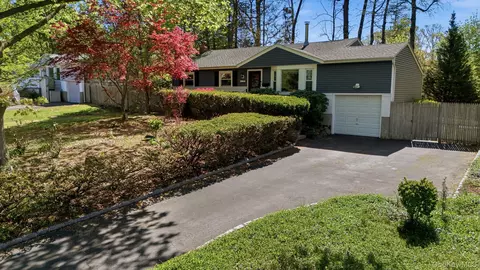 123 Foxdale Ln, Port Jefferson, NY 11777