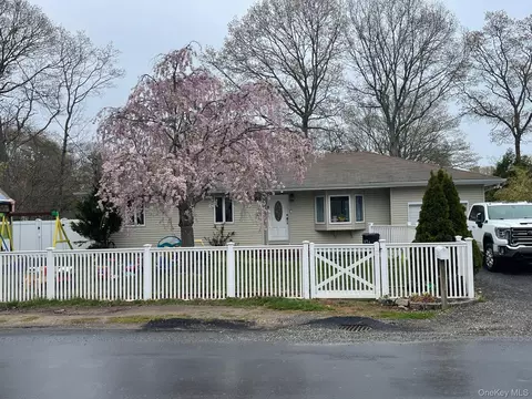 171 Hounslow Rd, Shirley, NY 11967