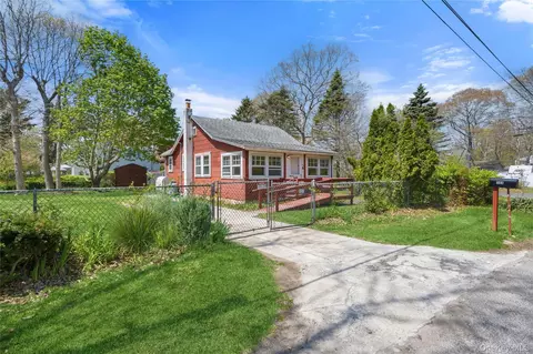 184 Magnolia Dr, Mastic Beach, NY 11951