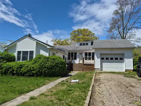 24 Lavender Rd, Rocky Point, NY 11778