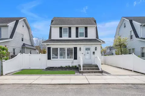 14 Laurel Rd, Lindenhurst, NY 11757
