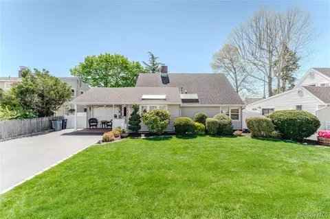 16 Rainbow Ln, Levittown, NY 11756