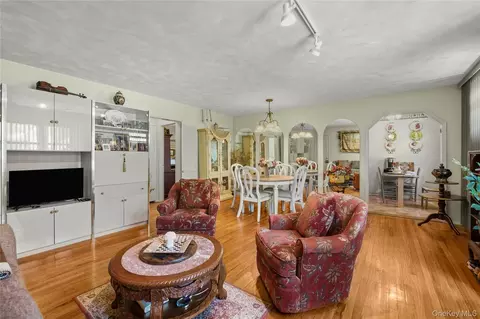 2120 202 St #1-189, Bayside, NY 11360