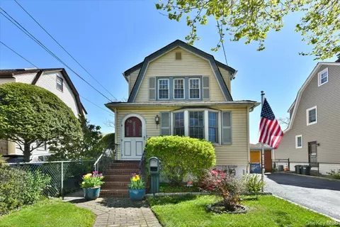 83 Cambridge St, Valley Stream, NY 11581