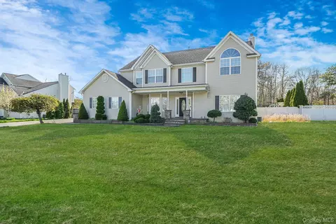 4 Jordan Dr, Medford, NY 11763
