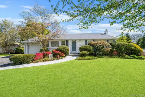 15 Frost Ln, Greenlawn, NY 11740