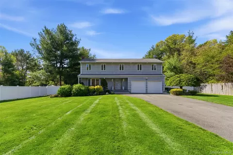 8 Given Ln, East Northport, NY 11731