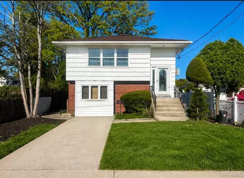 960 Linden Ave, Westbury, NY 11590