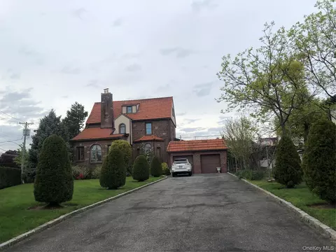915 Malba Dr, Malba, NY 11357