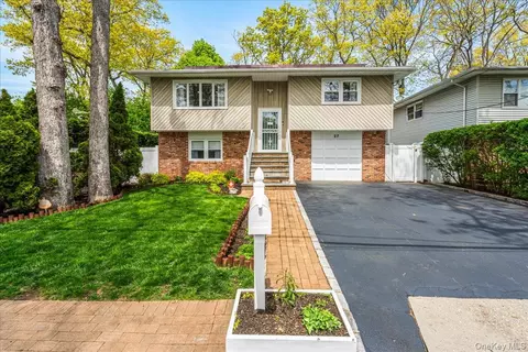27 Stuyvesant St, Huntington, NY 11743