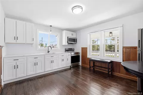749 E Main St, Kings Park, NY 11754