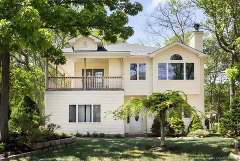 26 19th St, Wading River, NY 11792