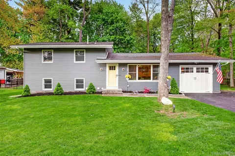 19 Scenic Dr, Poughkeepsie, NY 12603