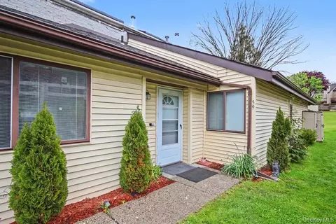 59 Country Club Dr, Florida, NY 10921