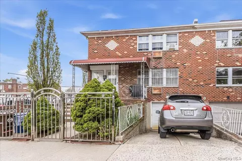 8950 Pontiac St, New York, NY 11427