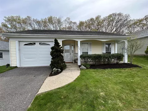 520 Cranston Ln, Ridge, NY 11961