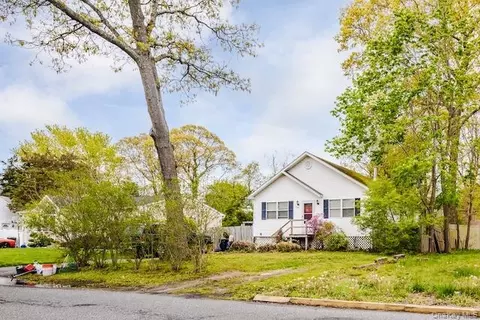 148 Wavecrest Dr, Mastic Beach, NY 11951