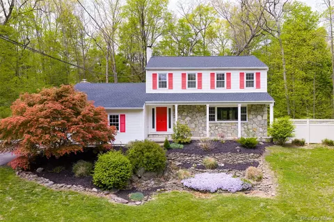 25 Hudson Dr, Hyde Park, NY 12538
