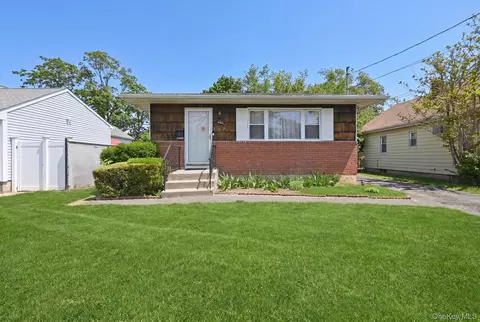 117 Woodside Ave, Freeport, NY 11520