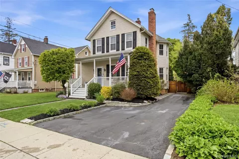 26 Chestnut St, Glen Cove, NY 11542