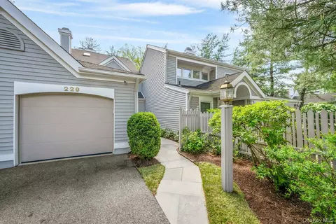 229 Boulder Ridge Rd, Greenburgh, NY 10583
