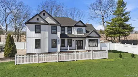 112 S Hillside Ave, Nesconset, NY 11767