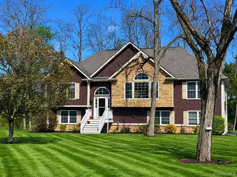 40 Paulette Ln, Wappinger, NY 12590