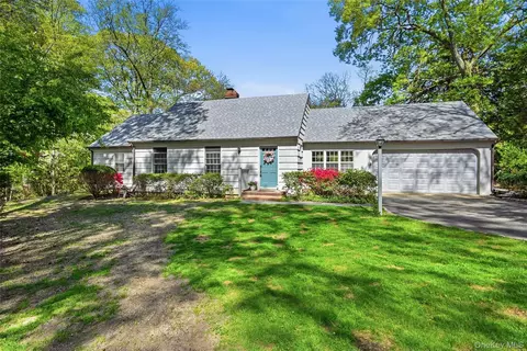 16 Brian Ct, Northport, NY 11768