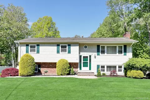 33 Farmhouse Rd, Clarkstown, NY 10920
