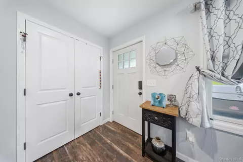 Entry Way - 153 Ridgewood Ave, Middletown, NY 10940 photo 2 of 6