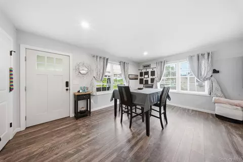 Entry Way - 153 Ridgewood Ave, Middletown, NY 10940 photo 4 of 6