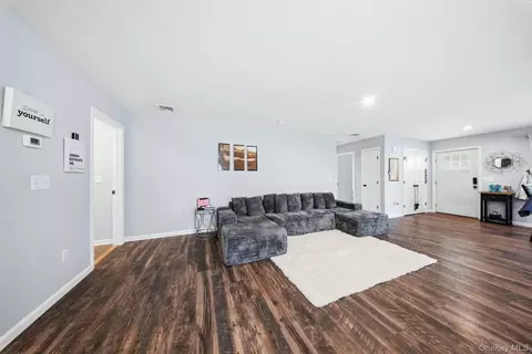 Entry Way - 153 Ridgewood Ave, Middletown, NY 10940 photo 3 of 6