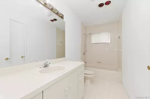 Bath - 22 Spinnaker Ln, Brookhaven, NY 11772 photo 4 of 4