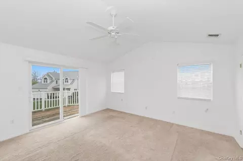 Bedroom - 22 Spinnaker Ln, Brookhaven, NY 11772 photo 2 of 6