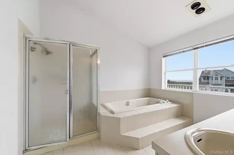 Bath - 22 Spinnaker Ln, Brookhaven, NY 11772 photo 2 of 4