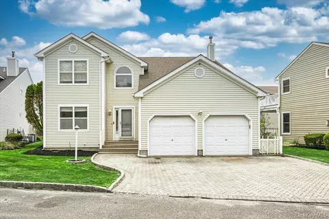 22 Spinnaker Ln, Brookhaven, NY 11772