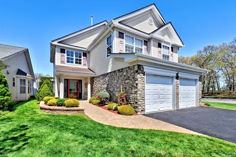 15 Marisa Dr, Middle Island, NY 11953