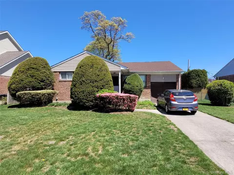 12 Clark St, Plainview, NY 11803