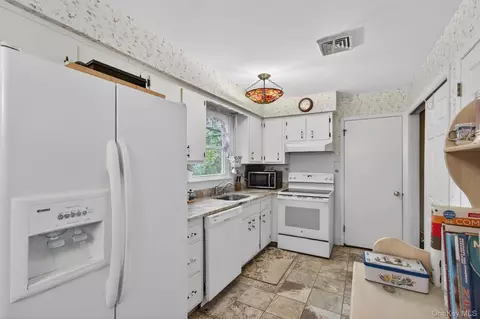 Kitchen - 20 Oneil Cir, Monroe, NY 10950 photo 1 of 3